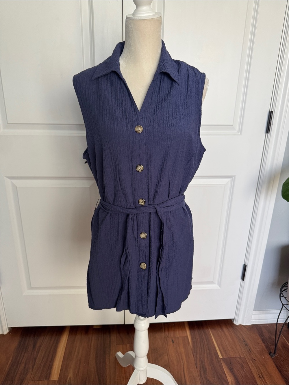 White Stag Sleeveless Button Front Navy Top Size 16/18